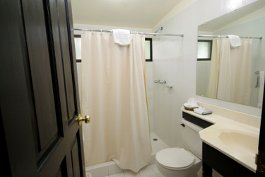 hotel_bathroom_001.jpg