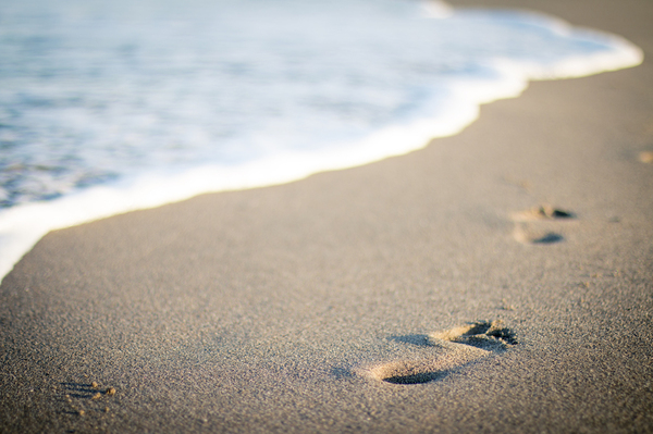 footprints_in_the_sand_honeymoon-1.jpg