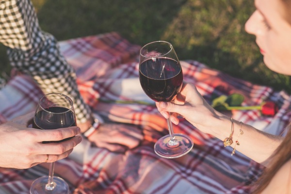 couple_picnic_wine-1.jpeg