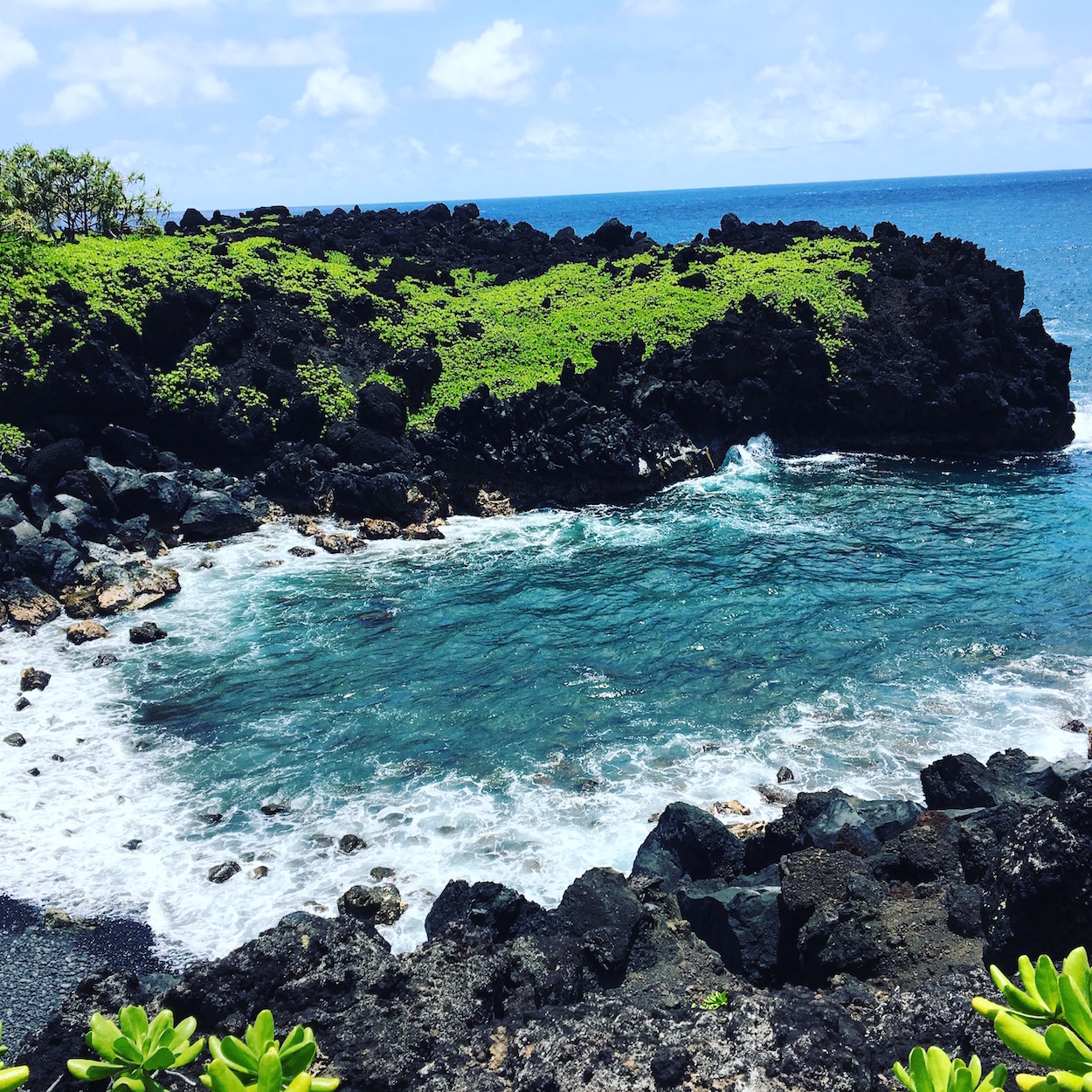 https://www.travelersjoy.com/blog/Road_to_Hana_Maui_Waianapanapa_State_Park.jpg