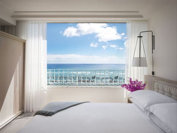 oceanfront_suite_modern_honolulu.jpg